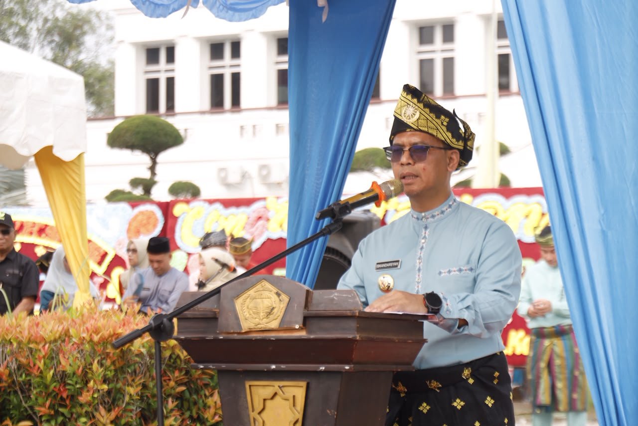 Bupati Karimun H. Iskandarsyah saat memimpin Upacara Hari Jadi Kabupaten Karimun di Lapangan Kantor Bupati, Senin (12/10/2026).