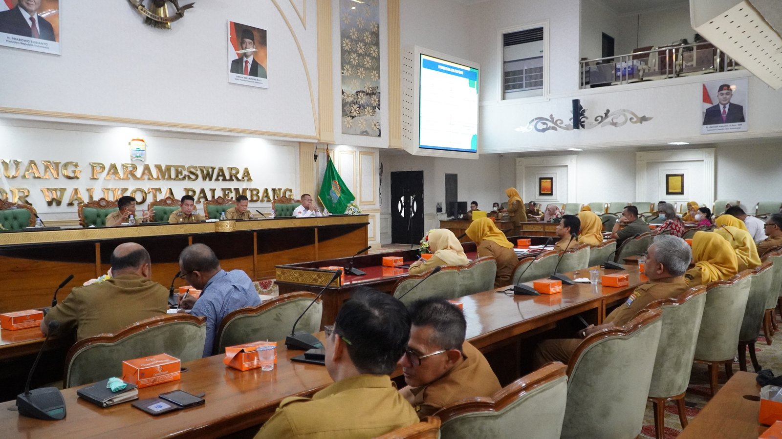 Rapat Koordinasi sertifikasi halal dan higiene sanitasi di Ruang Parameswara, Senin (12/10/2026).