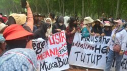 Aliansi Masyarakat Desa Mainan Bersatu bersama pemuda kembali memblokir jalan akses menuju PT Melania Indonesia, Selasa (13/10/2026).