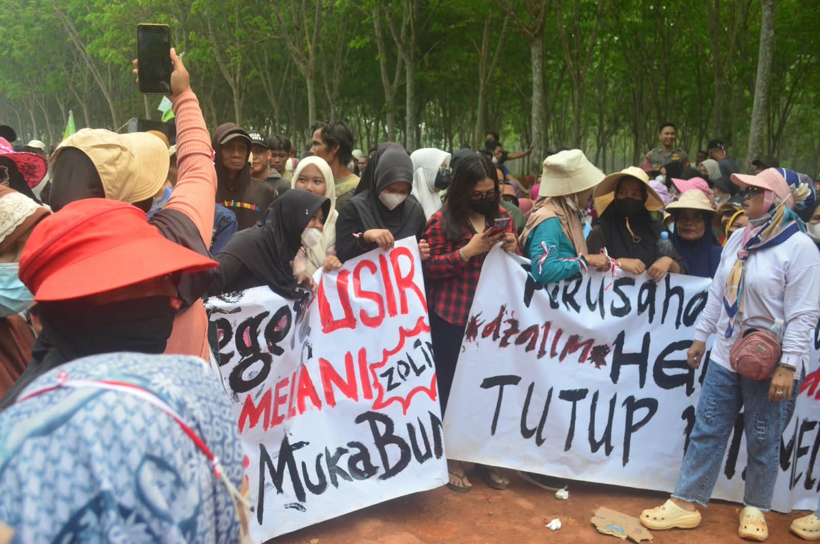 Aliansi Masyarakat Desa Mainan Bersatu bersama pemuda kembali memblokir jalan akses menuju PT Melania Indonesia, Selasa (13/10/2026).