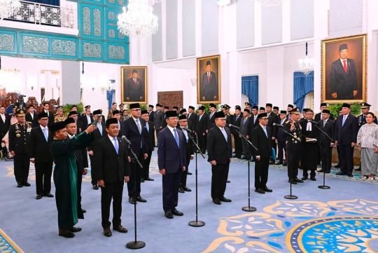 Presiden Prabowo Subianto melantik 15 pejabat tinggi negara sekaligus pada Kamis siang, 1 Oktober 2026.