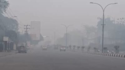 Suasana kota Palembang Diselimuti Asap Pekat, Minggu Pagi, (4/10/2026).