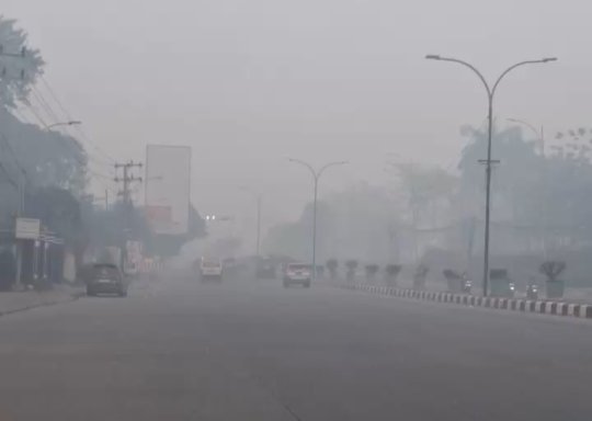 Suasana kota Palembang Diselimuti Asap Pekat, Minggu Pagi, (4/10/2026).