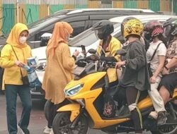 Golkar Sumsel Turun ke Jalan, Bagikan Ratusan Kotak Masker Kepada Pengendara