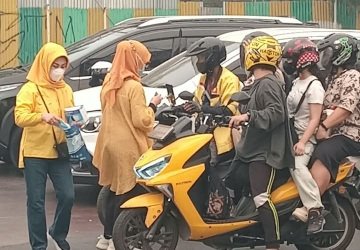 Bidang Kesehatan, DPD Golkar Sumsel membagikan masker gratis kepada masyarakat dan pengendara di Kota Palembang, Rabu (7/10/2026).