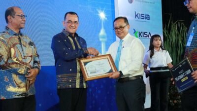 Sekretaris Daerah Provinsi Sumatera Selatan, Dr. Drs. H. Edward Candra, M.H., dinobatkan sebagai Sekda Terbaik Nasional pada ajang ASKOMPSI Digital Leadership Government Awards