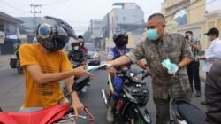 Kualitas Udara Memburuk, Pemkot Palembang Sebar 15.000 Masker di Lampu Merah