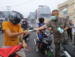 Kualitas Udara Memburuk, Pemkot Palembang Sebar 15.000 Masker di Lampu Merah