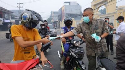 Sekda Kota Palembang Aprizal Hasyim turun langsung memimpin pembagian di dua titik padat, yakni Lampu Merah