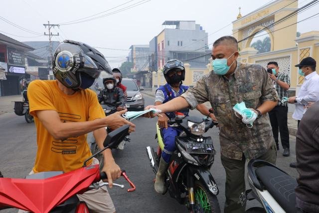 Sekda Kota Palembang Aprizal Hasyim turun langsung memimpin pembagian di dua titik padat, yakni Lampu Merah