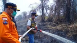 Bupati Muba, Toha Tohet Turun Langsung Padamkan Karhutla di Muara Medak