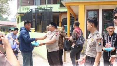 Polres Lingga Tebar 150 Paket Jumat Berkah di Dabo Singkep