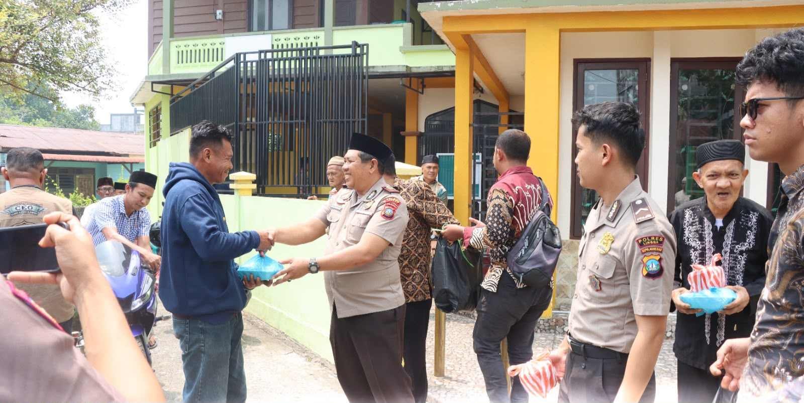 Polres Lingga Tebar 150 Paket Jumat Berkah di Dabo Singkep